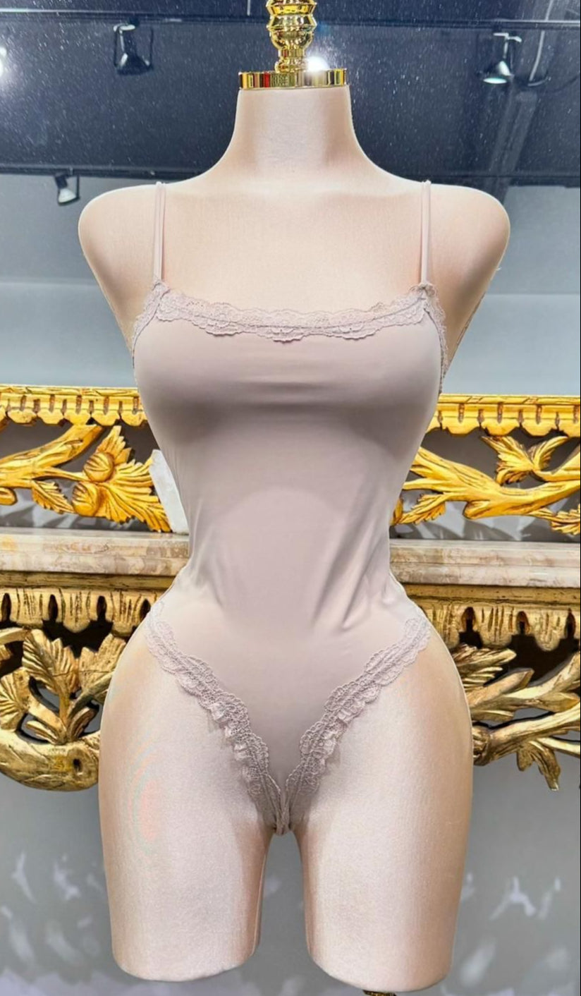 BLUSA BASICA  TIPO BODY CON ENCAJE EN LOS BORDES