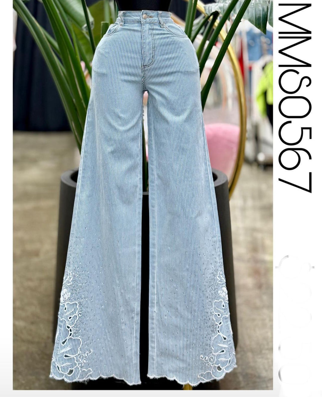 JEANS CON ENCANJE Y BORDADO MUY MUY FANCY