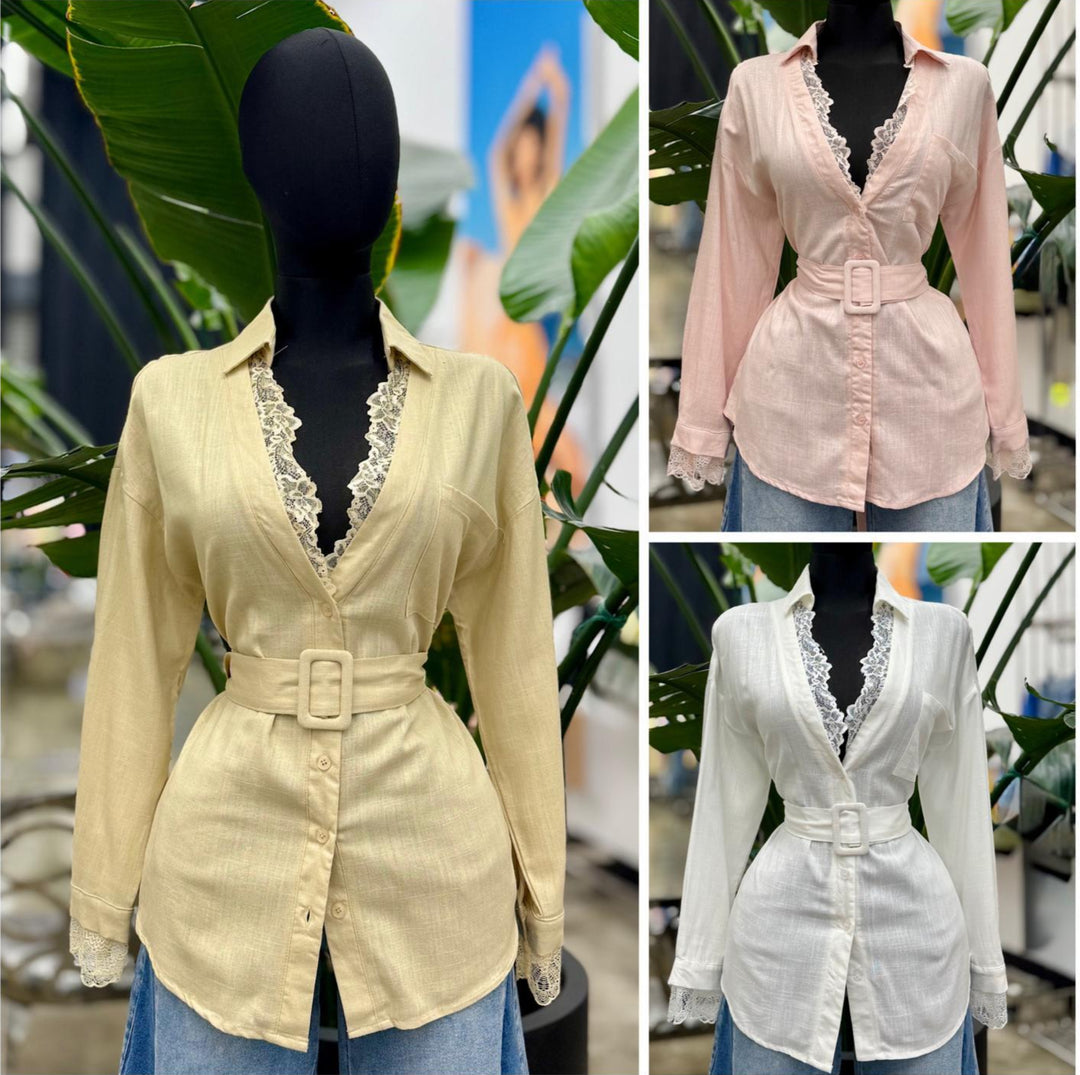 BLUSA TIPO CHAQUETA, CON CUELLO Y ENCAJE EN ESCOTE