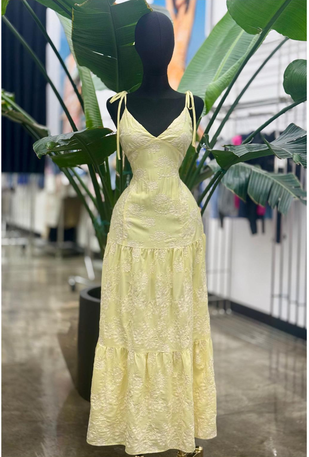 MAXIDRESS CON TIROS AMARRADOS Y DETALLES BORDADOS